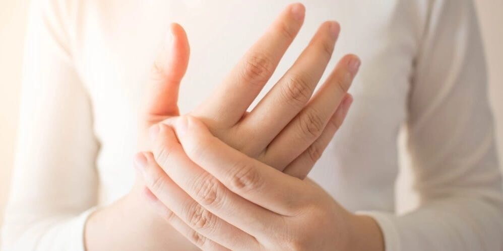 In case of gout, acute pain occurs in the joints of the fingers, accompanied by bone growths on the phalanges.