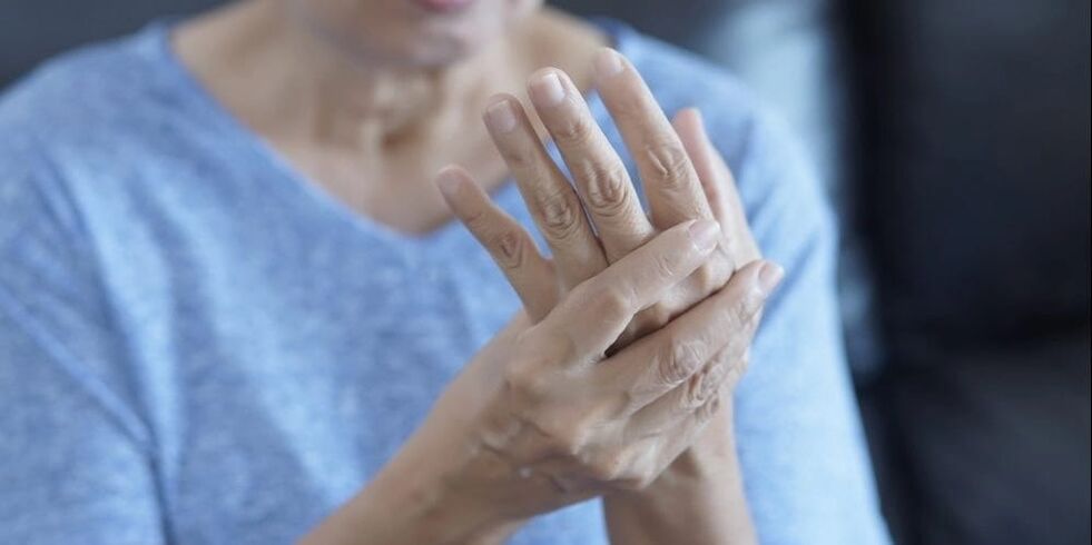 Osteoarthritis manifests as muscle spasms, mild swelling and pain in the joints of the fingers.